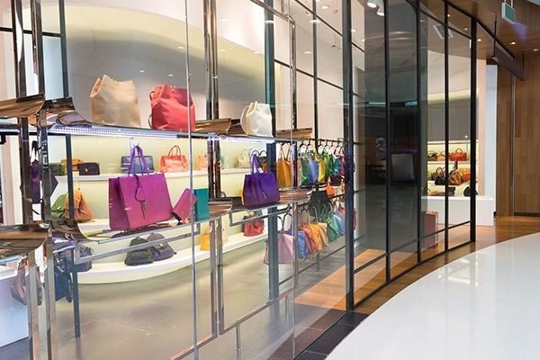 glass-shop-front-r633gbnxdvyf87ae8k58x4fwbd6p6wcy3pjf9rdwo0